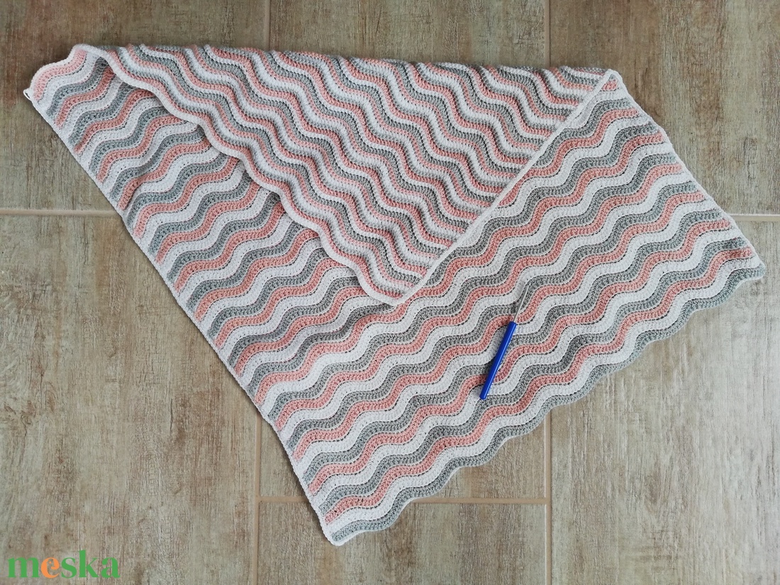 Hullámos horgolt babatakaró, alvós nyuszival - játék & sport - babalátogató ajándékcsomag - Meska.hu