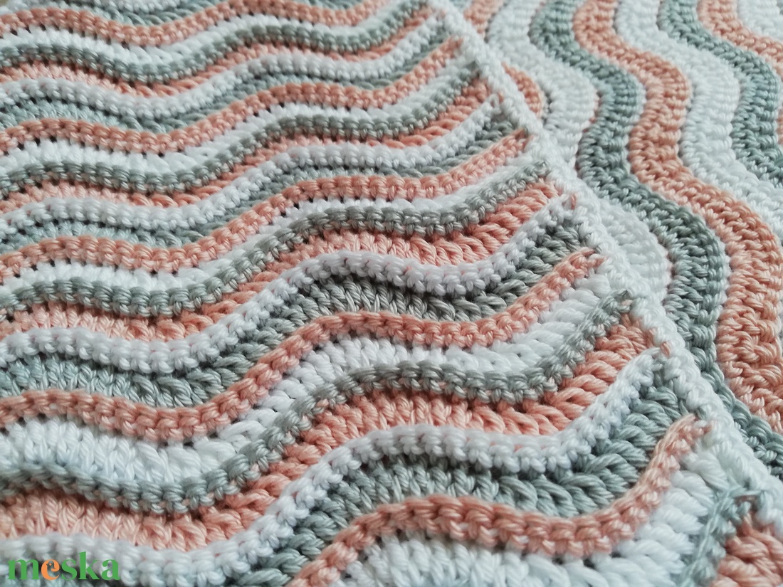 Hullámos horgolt babatakaró, alvós nyuszival - játék & sport - babalátogató ajándékcsomag - Meska.hu