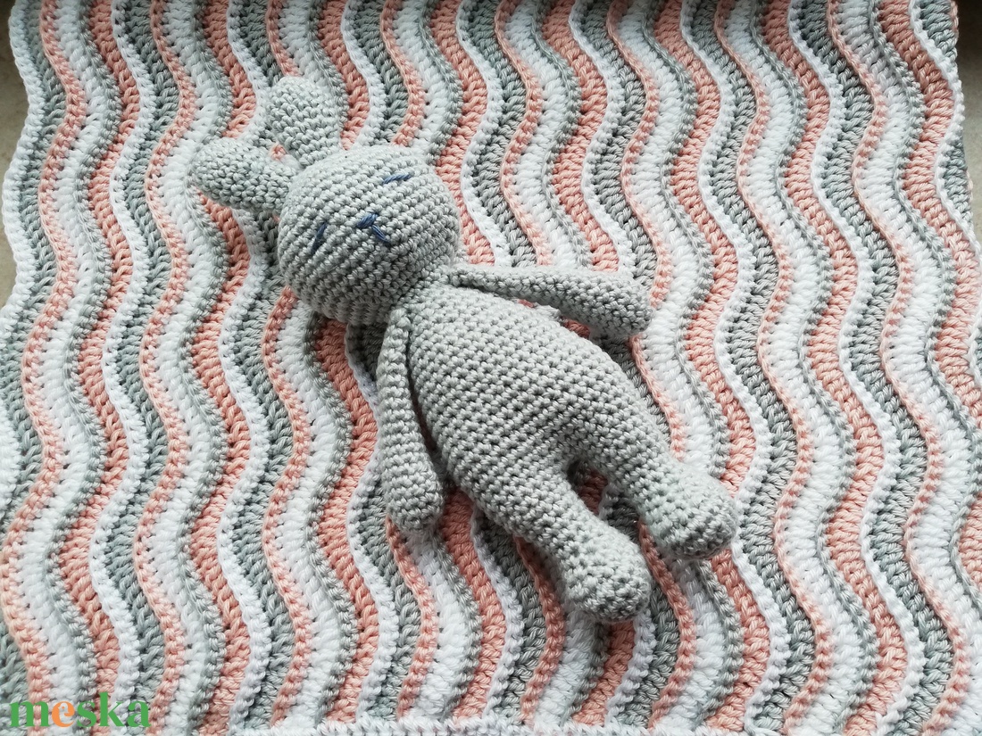 Hullámos horgolt babatakaró, alvós nyuszival - játék & sport - babalátogató ajándékcsomag - Meska.hu