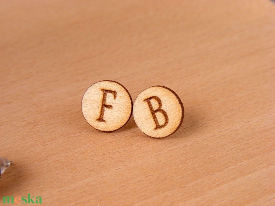 Monogramos betűs fa fülbevaló - ékszer - fülbevaló - pötty fülbevaló - Meska.hu Monogramos betűs fa fülbevaló - ékszer - fülbevaló - pötty fülbevaló - Meska.hu