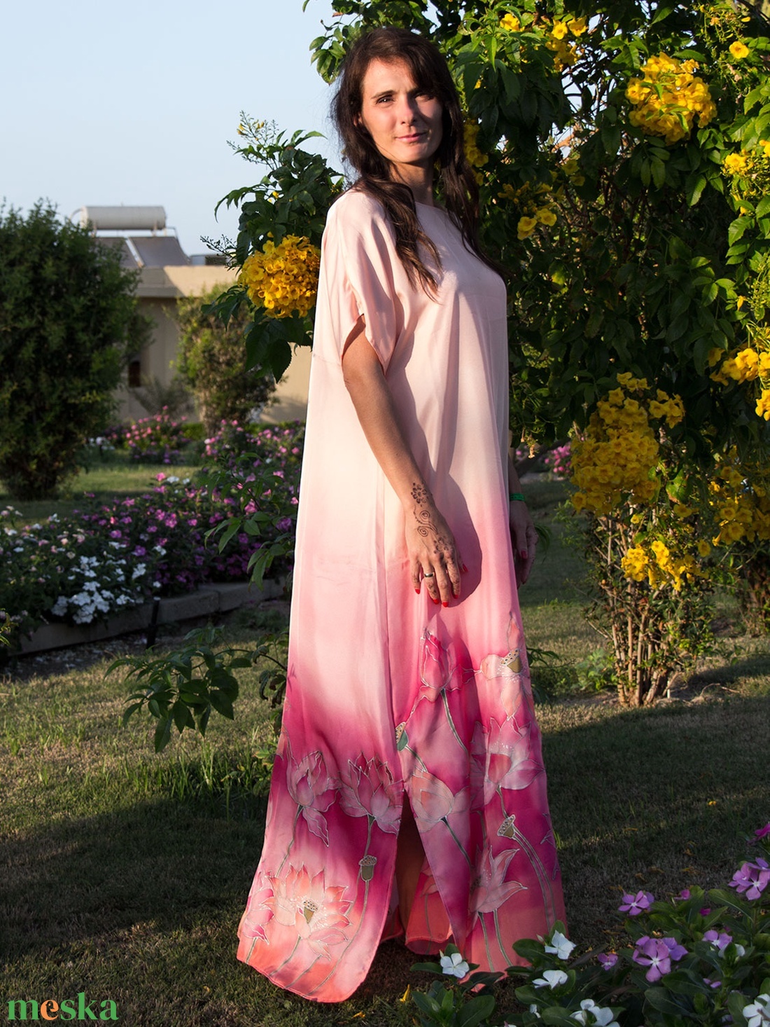 SELYEM ALKALMI RUHA KÉZZEL FESTETT PÚDER RÓZSASZÍN LÓTUSZOKKAL - ruha & divat - női ruha - alkalmi ruha & estélyi ruha - Meska.hu