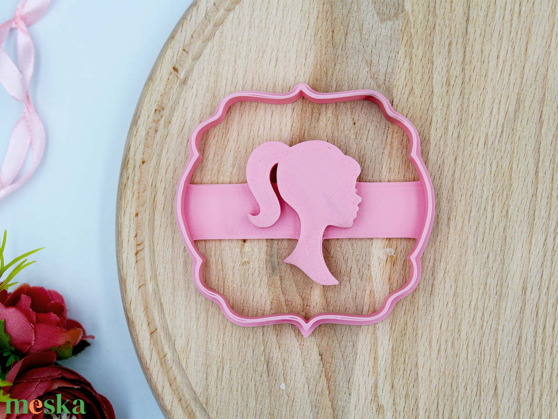 Barbie Fej Logó Sütikiszúró Lányoknak Sütemény Nyomó Süti Forma - otthon & életmód - konyhafelszerelés, tálalás - sütés, főzés - sütikiszúró - Meska.hu Barbie Fej Logó Sütikiszúró Lányoknak Sütemény Nyomó Süti Forma - otthon & életmód - konyhafelszerelés, tálalás - sütés, főzés - sütikiszúró - Meska.hu