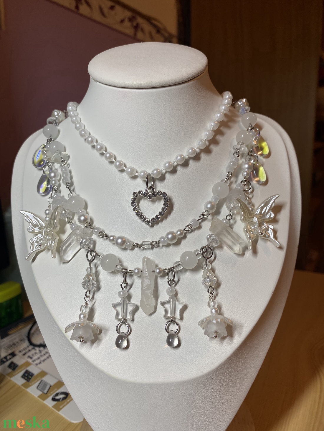 Fehér pillangós nyaklánc - ékszer - nyaklánc - gyöngyös nyaklánc - Meska.hu