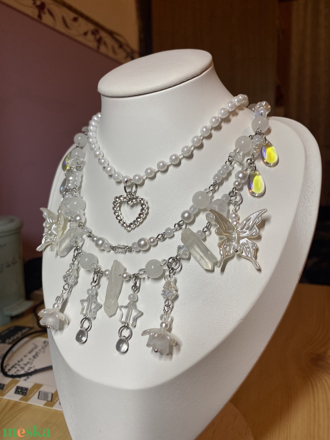 Fehér pillangós nyaklánc - ékszer - nyaklánc - gyöngyös nyaklánc - Meska.hu