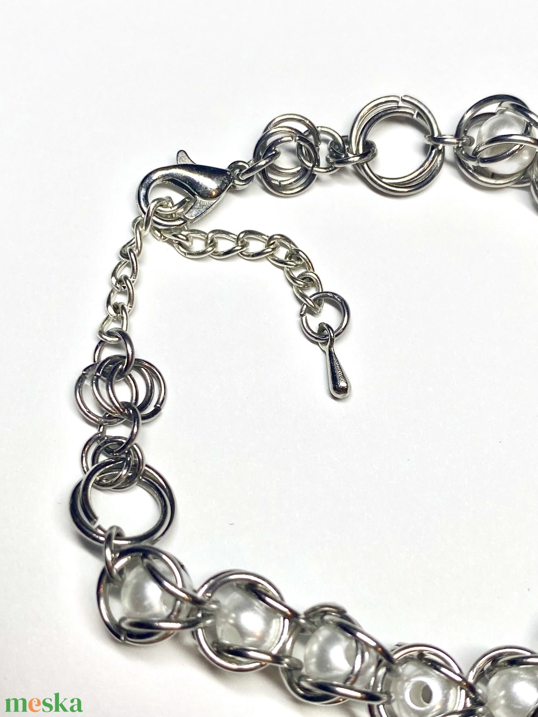 Fehér fémes karkötő - ékszer - karkötő - gyöngyös karkötő - Meska.hu