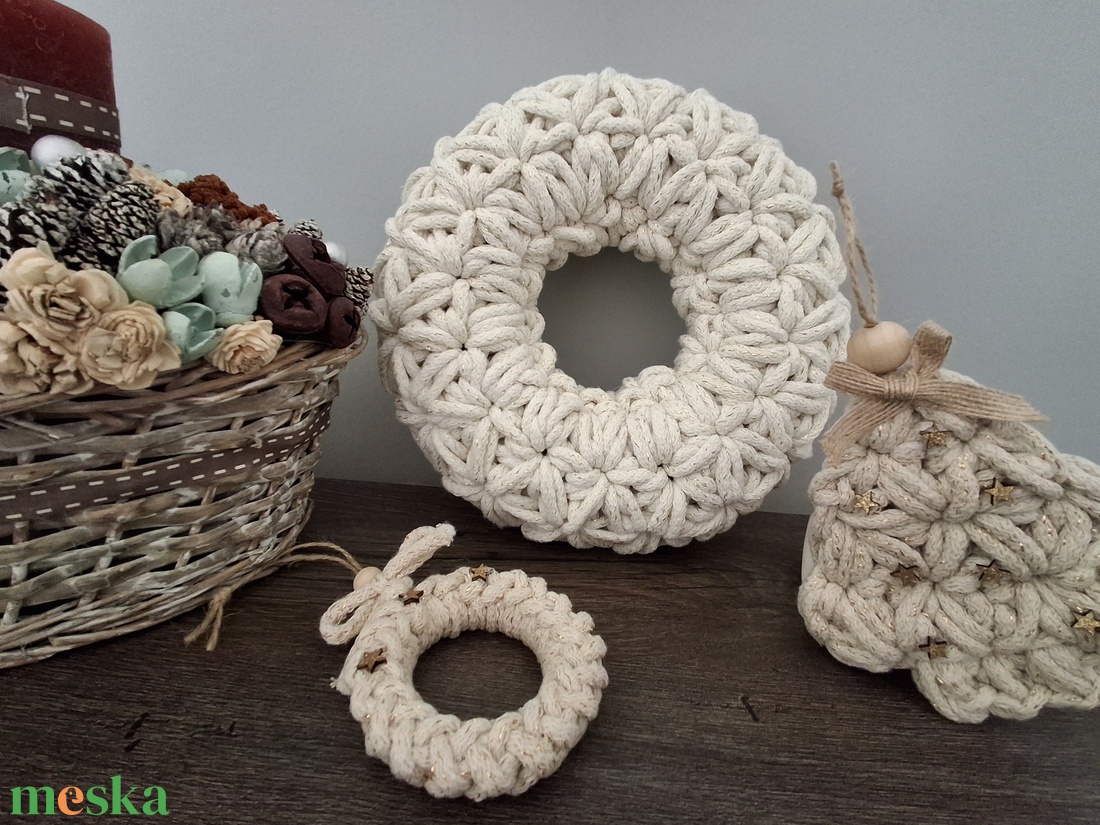 Horgolt Adventi koszorú, ajtódísz - karácsony - karácsonyi lakásdekoráció - ünnepi asztaldekoráció - Meska.hu