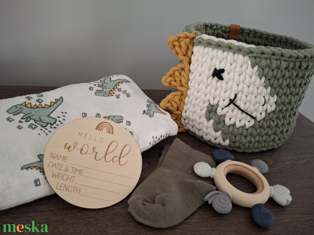 Babaváró ajándékcsomag- dínós horgolt kosár,rágóka - baba - mama - babalátogató ajándékcsomag - Meska.hu