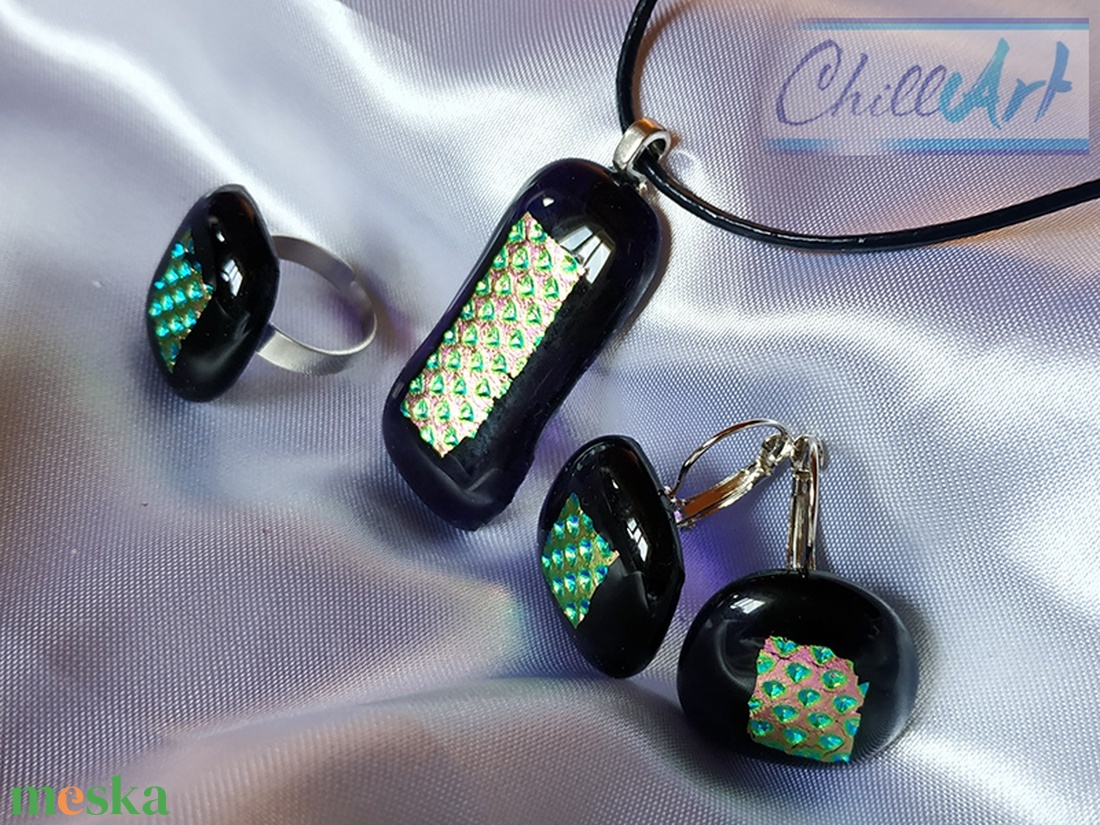 Csillogó csoda - Sötétlila dichroic üvegékszer medál fülbevalóval és gyűrűvel - ékszer - ékszerszett - Meska.hu