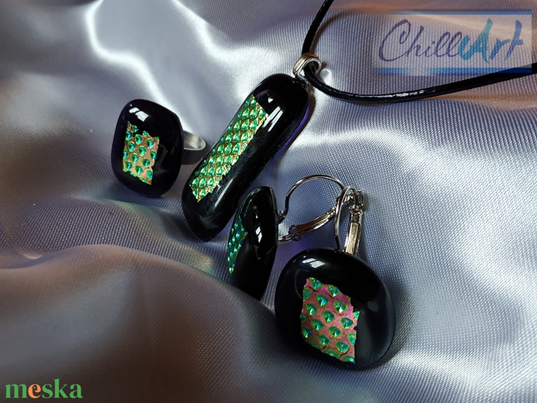Csillogó csoda - Sötétlila dichroic üvegékszer medál fülbevalóval és gyűrűvel - ékszer - ékszerszett - Meska.hu