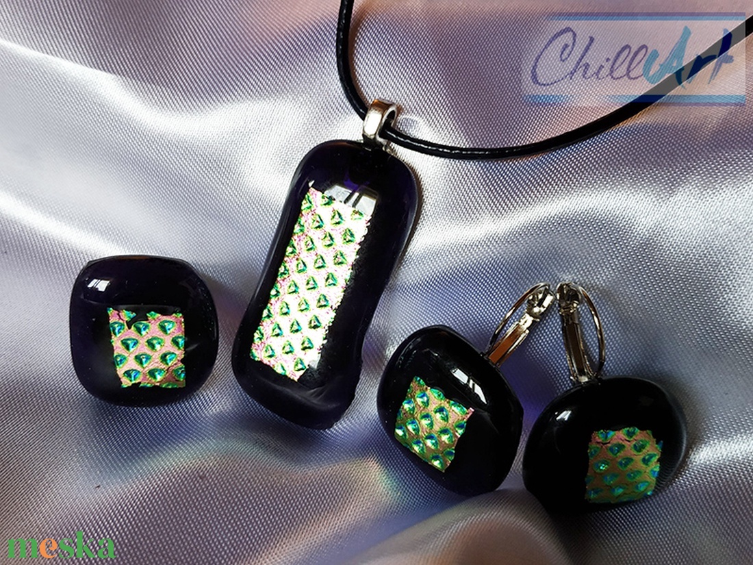 Csillogó csoda - Sötétlila dichroic üvegékszer medál fülbevalóval és gyűrűvel - ékszer - ékszerszett - Meska.hu