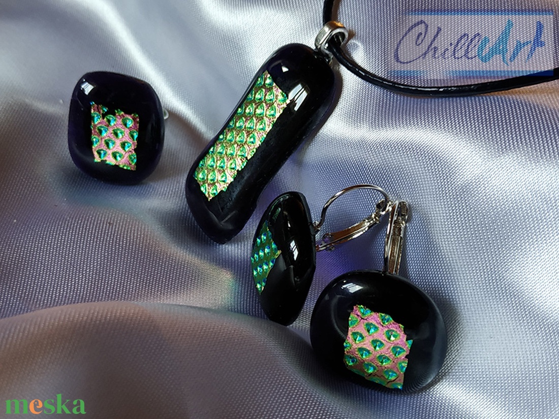 Csillogó csoda - Sötétlila dichroic üvegékszer medál fülbevalóval és gyűrűvel - ékszer - ékszerszett - Meska.hu