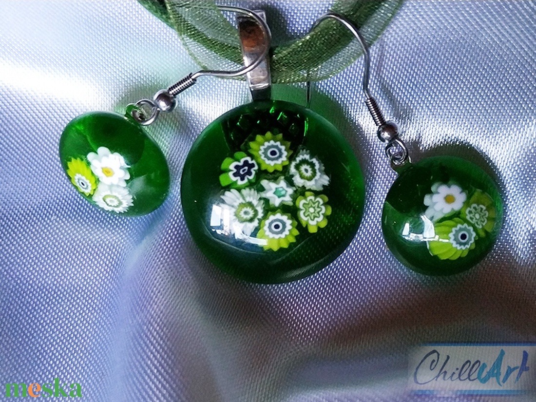 Zöld - fehér virágcsokor ékszerszett- Millefiori virágos nyakék fülbevalóval - ékszer - ékszerszett - Meska.hu