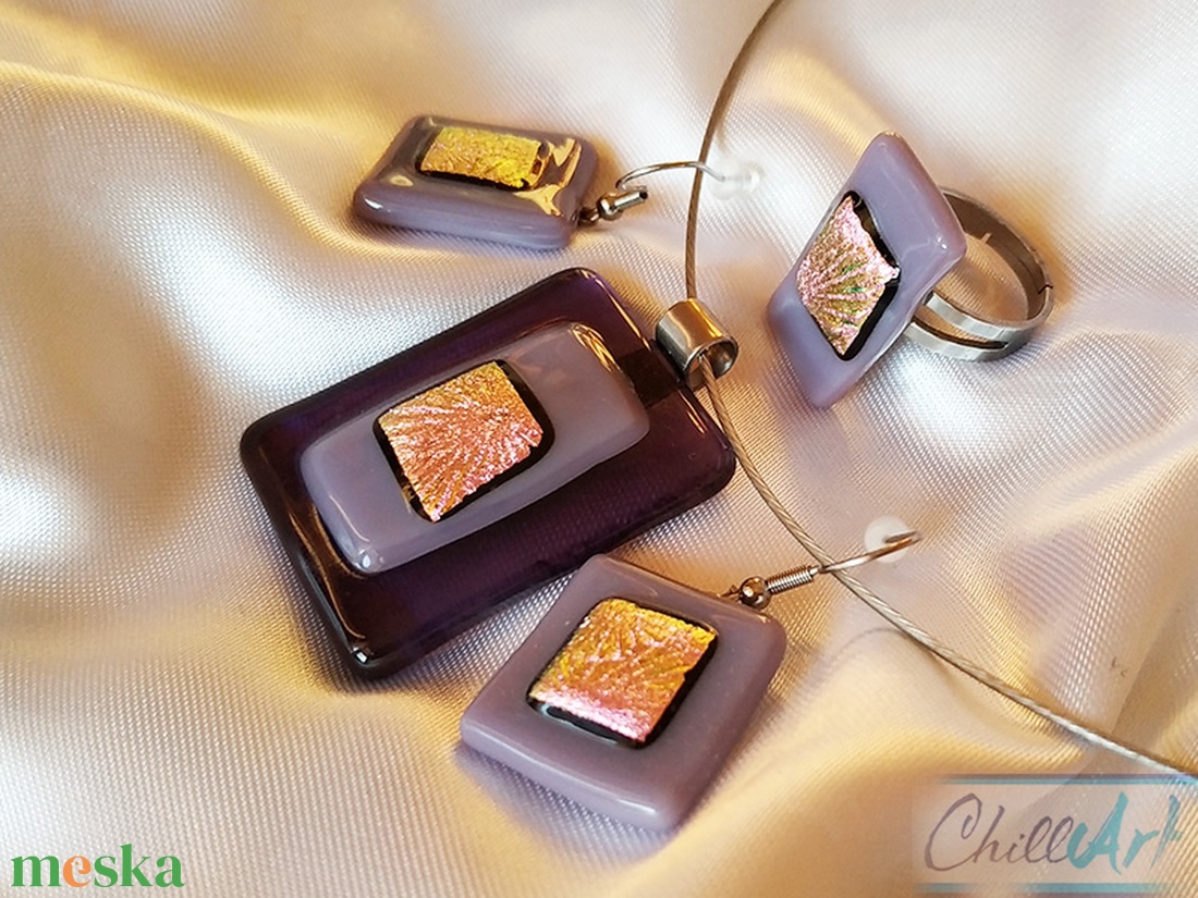 Lila - rózsaszín kompozíció - négyszögletes dichroic üvegékszer szett: medál fülbevalóval  - ékszer - ékszerszett - Meska.hu