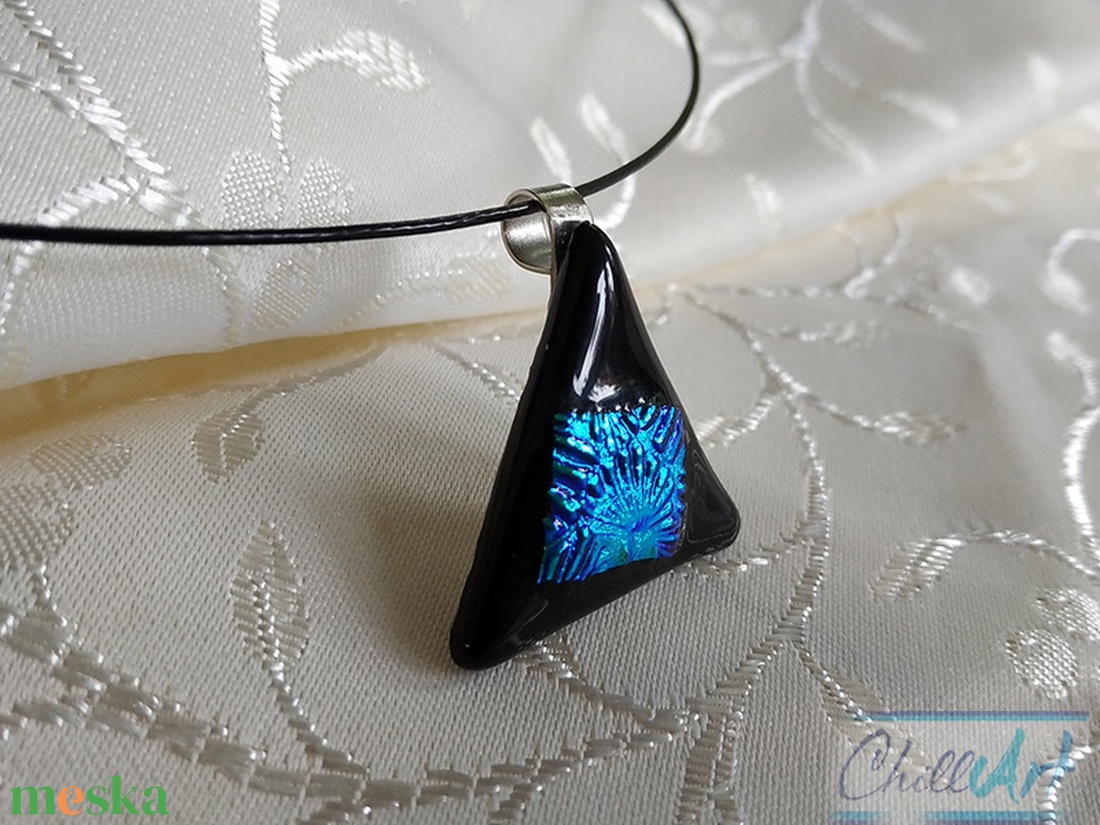Fekete háromszög türkiz négyzettel, minimal design - egyedi üvegékszer medál  - ékszer - ékszerszett - Meska.hu