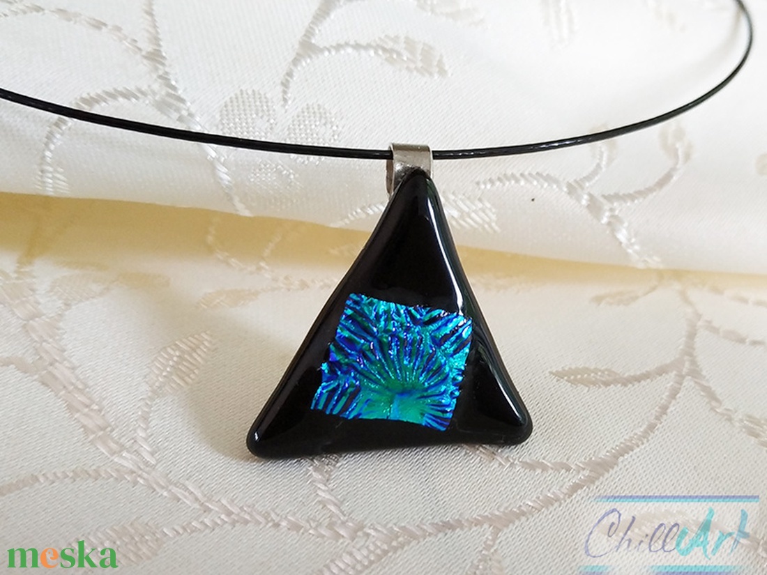 Fekete háromszög türkiz négyzettel, minimal design - egyedi üvegékszer medál  - ékszer - ékszerszett - Meska.hu