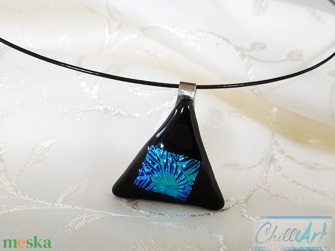 Fekete háromszög türkiz négyzettel, minimal design - egyedi üvegékszer medál  - ékszer - ékszerszett - Meska.hu