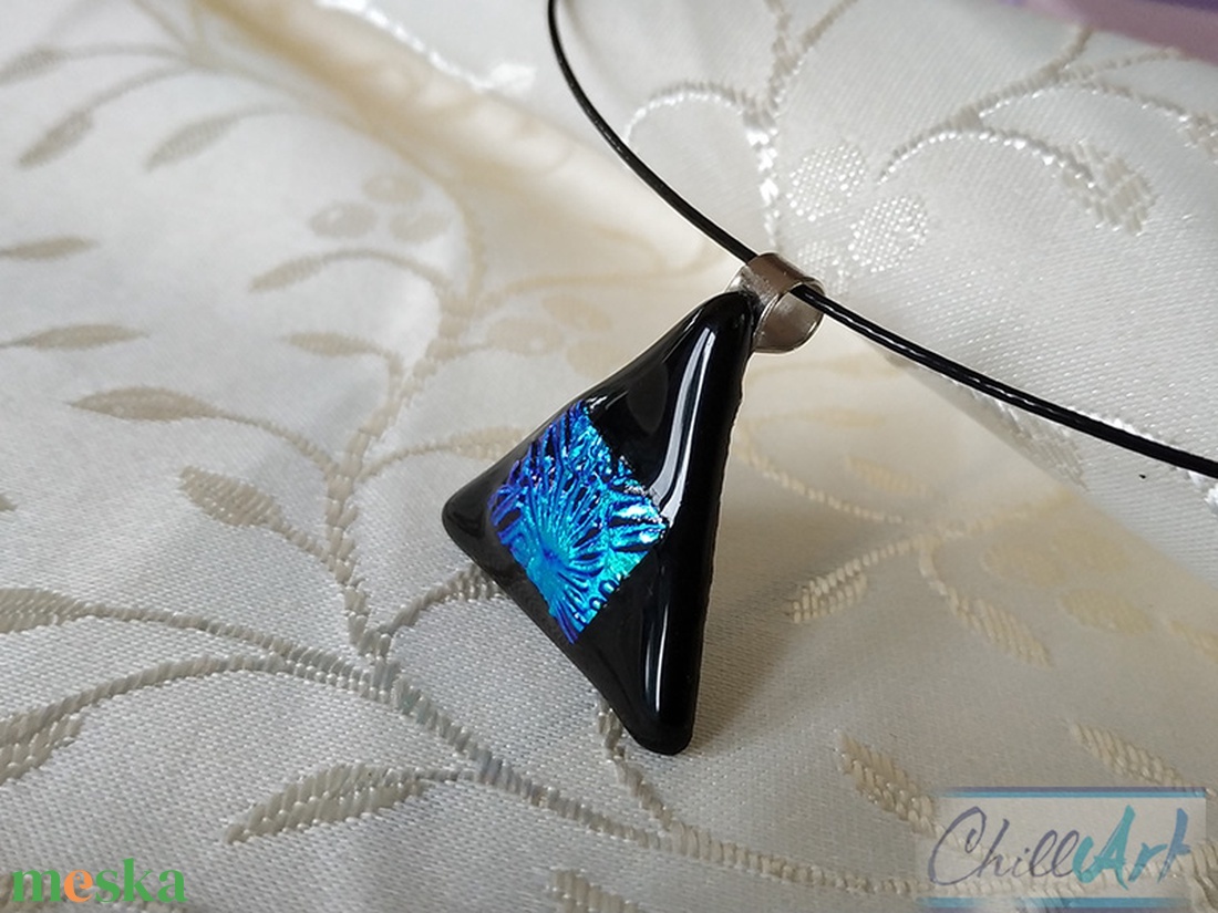 Fekete háromszög türkiz négyzettel, minimal design - egyedi üvegékszer medál  - ékszer - ékszerszett - Meska.hu
