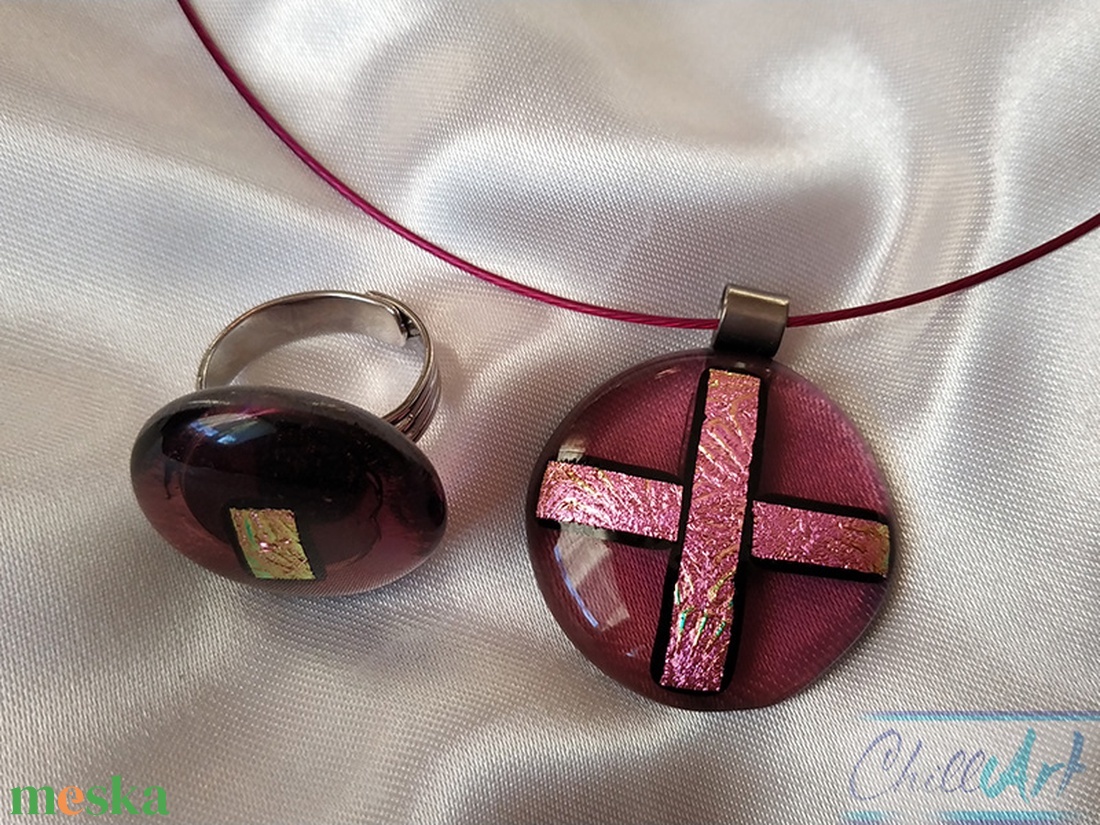 Lila kereszt medál - Nikkelmentes medál és gyűrű áttetsző lila és rózsaszín dichroic üvegből - ékszer - ékszerszett - Meska.hu Lila kereszt medál - Nikkelmentes medál és gyűrű áttetsző lila és rózsaszín dichroic üvegből - ékszer - ékszerszett - Meska.hu