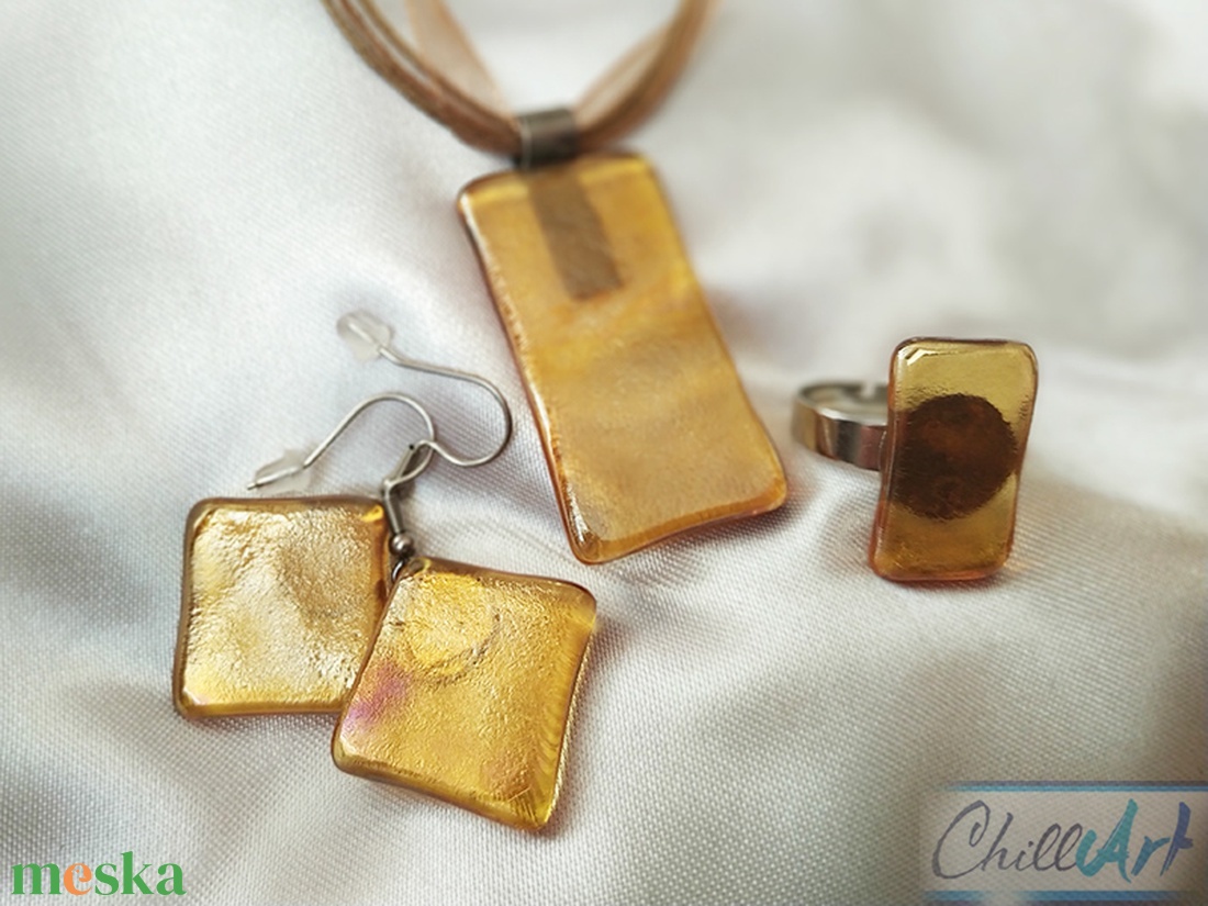 Csillogó arany minimal design nikkelmentes szett - Irizáló arany üvegékszer medál fülbevalóval és gyűrűvel - ékszer - ékszerszett - Meska.hu