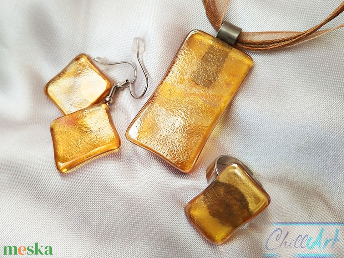 Csillogó arany minimal design nikkelmentes szett - Irizáló arany üvegékszer medál fülbevalóval és gyűrűvel - ékszer - ékszerszett - Meska.hu