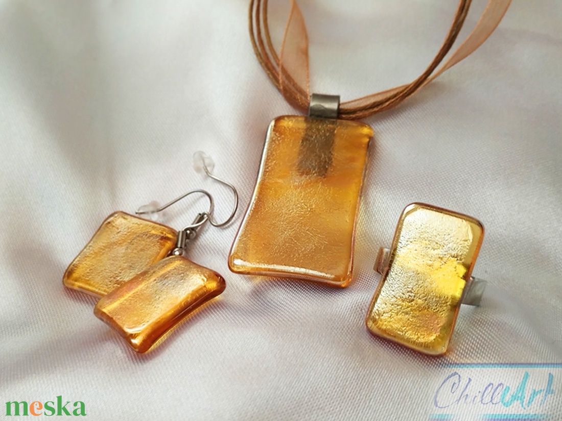 Csillogó arany minimal design nikkelmentes szett - Irizáló arany üvegékszer medál fülbevalóval és gyűrűvel - ékszer - ékszerszett - Meska.hu