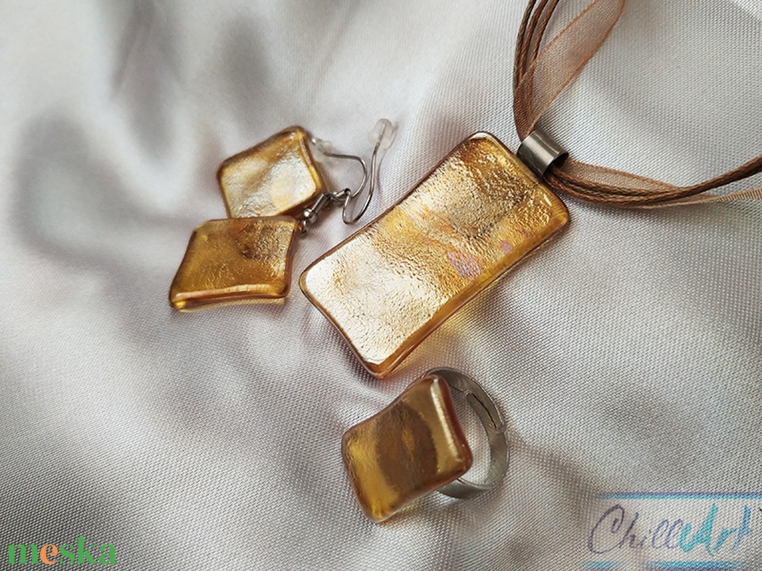 Csillogó arany minimal design nikkelmentes szett - Irizáló arany üvegékszer medál fülbevalóval és gyűrűvel - ékszer - ékszerszett - Meska.hu