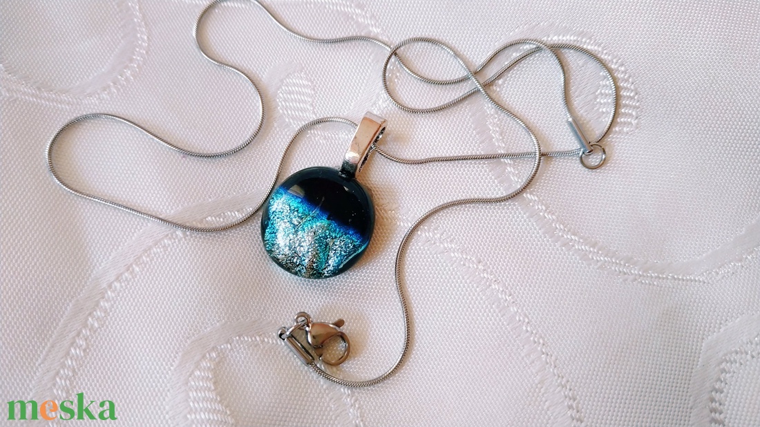 Ezüst tó kincse - kis méretű dichroic üvegékszer medál - ékszer - nyaklánc - medálos nyaklánc - Meska.hu