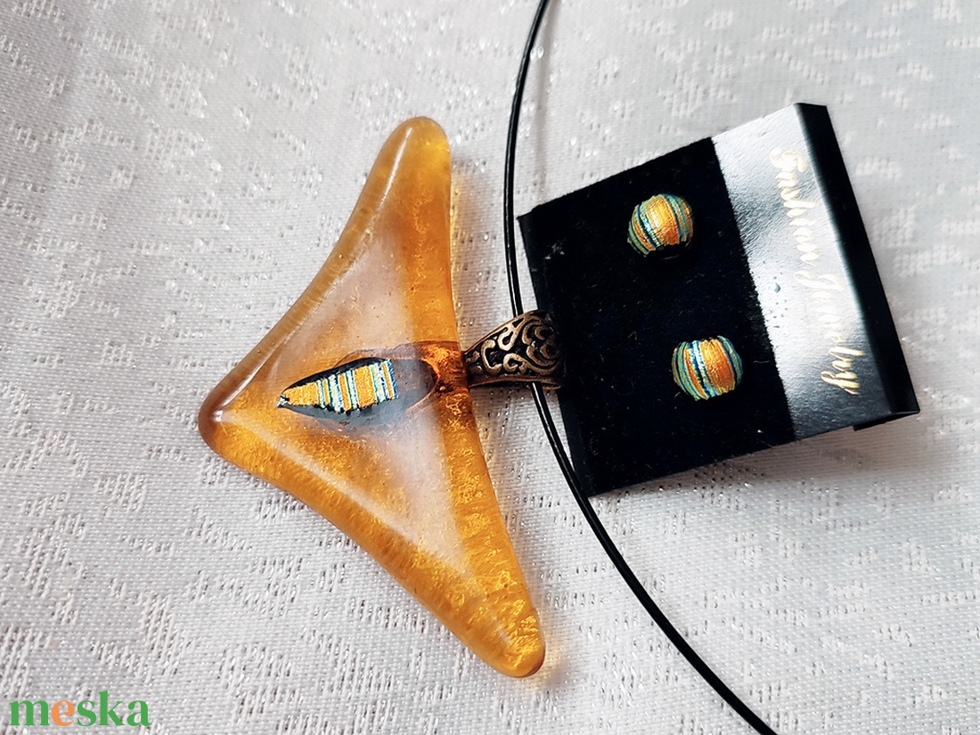 Aranyló háromszög- nikkelmentes üvegékszer medál és orvosi fém dichroic füli - ékszer - nyaklánc - medál - Meska.hu Aranyló háromszög- nikkelmentes üvegékszer medál és orvosi fém dichroic füli - ékszer - nyaklánc - medál - Meska.hu