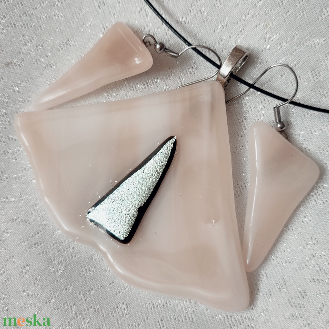 Ezüst beige gingko levél - nagy méretű dichroic üvegékszer medál és lógós fülbevaló - ékszer - nyaklánc - medálos nyaklánc - Meska.hu Ezüst beige gingko levél - nagy méretű dichroic üvegékszer medál és lógós fülbevaló - ékszer - nyaklánc - medálos nyaklánc - Meska.hu