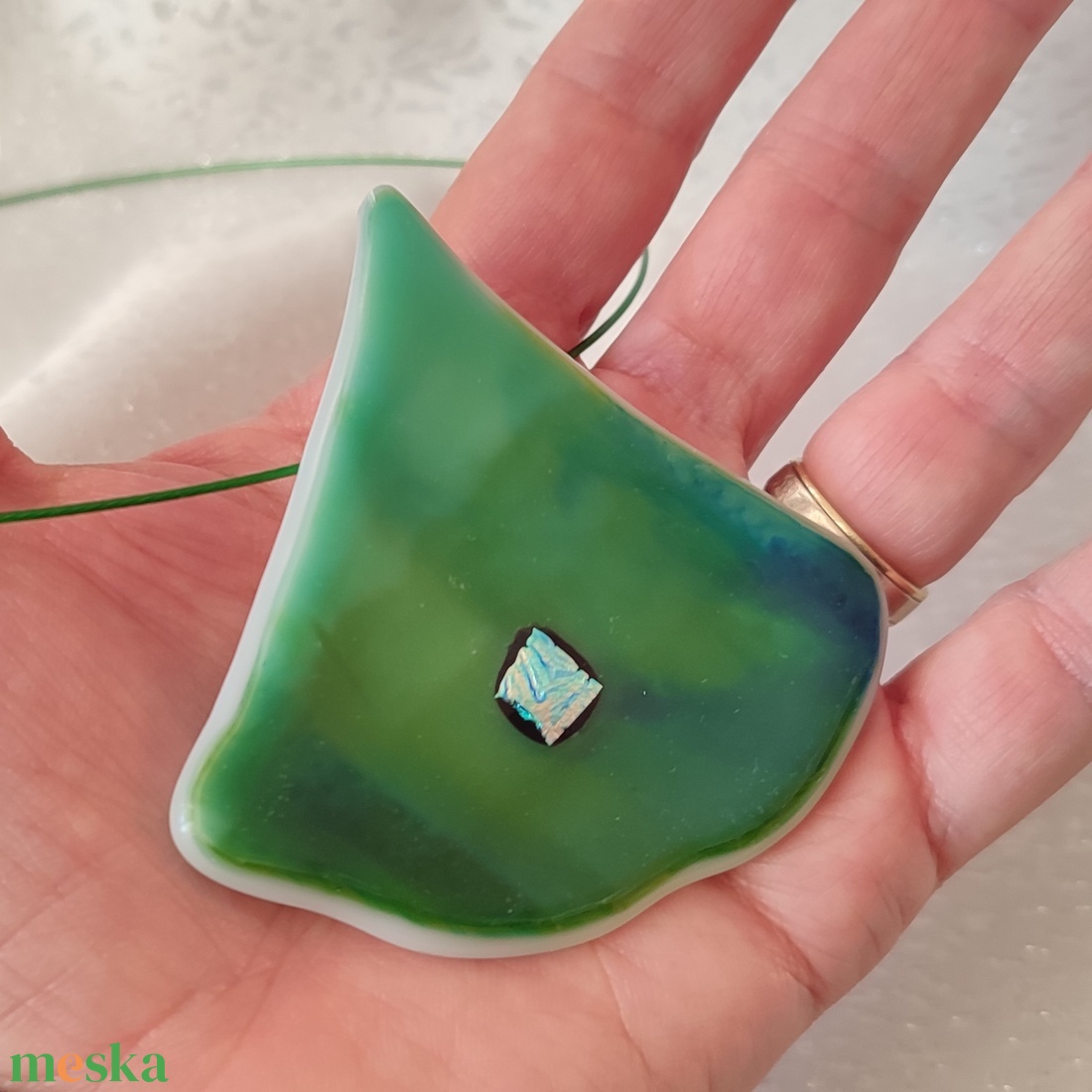 Zöld gingko levél - nagy méretű dichroic üvegékszer medál és lógós fülbevaló - ékszer - nyaklánc - medálos nyaklánc - Meska.hu Zöld gingko levél - nagy méretű dichroic üvegékszer medál és lógós fülbevaló - ékszer - nyaklánc - medálos nyaklánc - Meska.hu