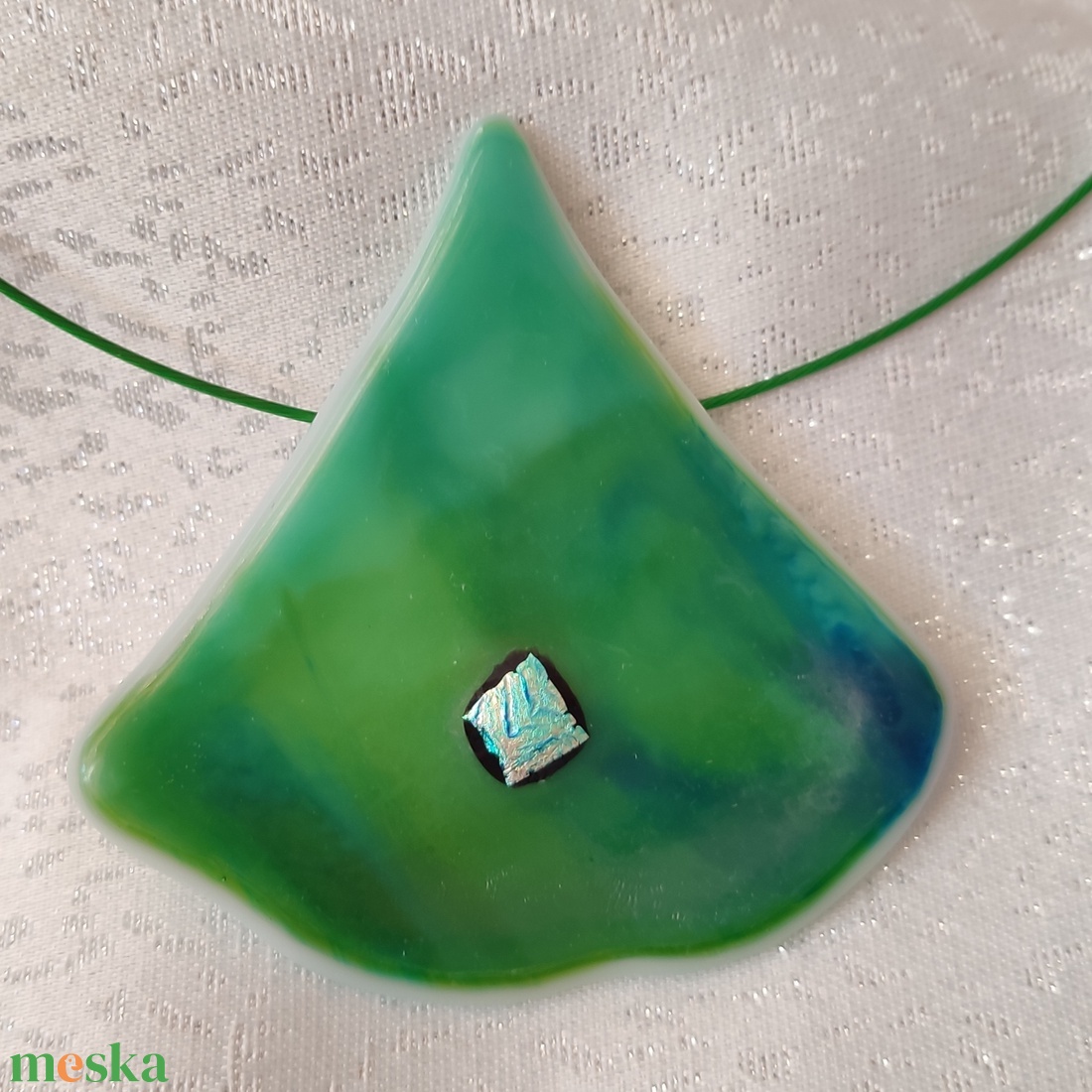 Zöld gingko levél - nagy méretű dichroic üvegékszer medál és lógós fülbevaló - ékszer - nyaklánc - medálos nyaklánc - Meska.hu Zöld gingko levél - nagy méretű dichroic üvegékszer medál és lógós fülbevaló - ékszer - nyaklánc - medálos nyaklánc - Meska.hu