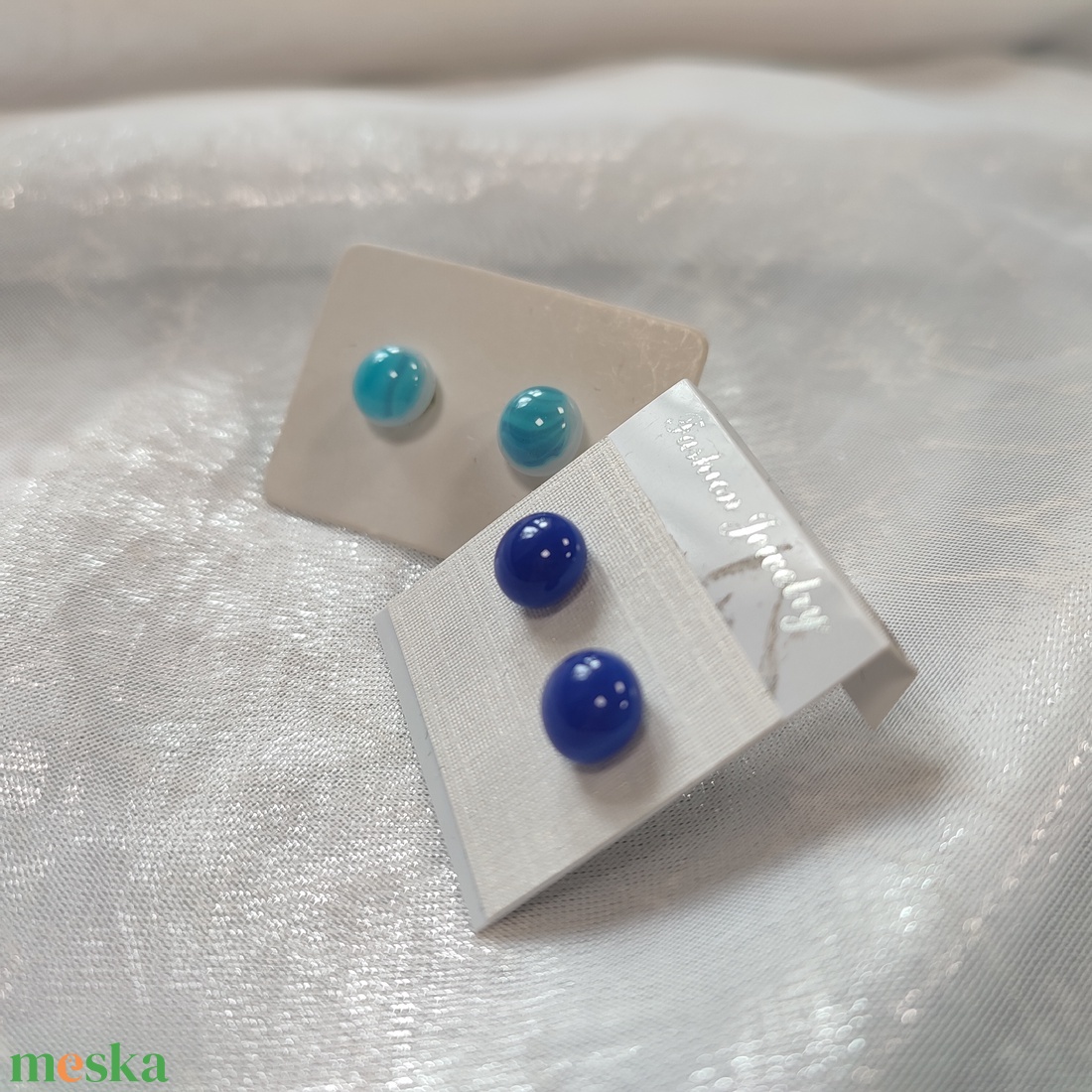 Türkiz és sötétkék antiallergén üvegékszer pötty fülik - ékszer - fülbevaló - pötty fülbevaló - Meska.hu