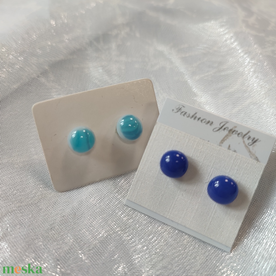 Türkiz és sötétkék antiallergén üvegékszer pötty fülik - ékszer - fülbevaló - pötty fülbevaló - Meska.hu