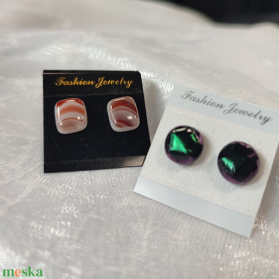 Barna-feher és zöld csillogós antiallergén üvegékszer pötty fülik - ékszer - fülbevaló - pötty fülbevaló - Meska.hu