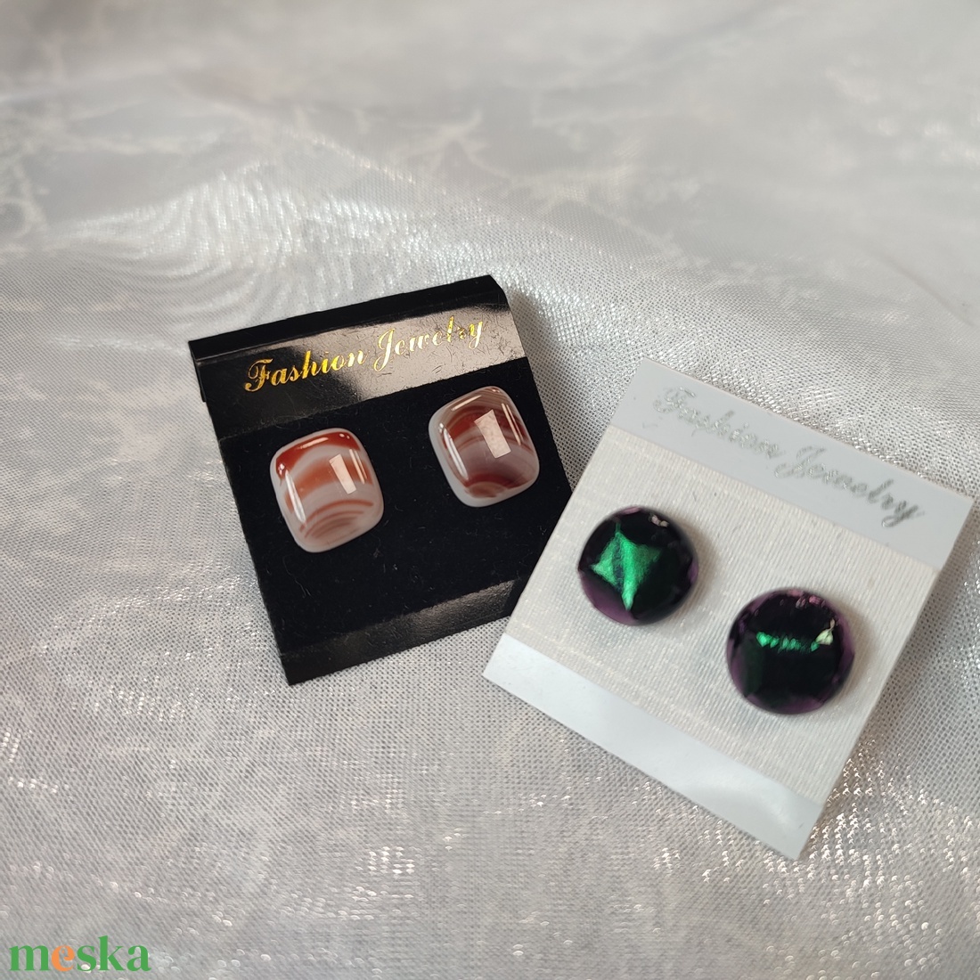 Barna-feher és zöld csillogós antiallergén üvegékszer pötty fülik - ékszer - fülbevaló - pötty fülbevaló - Meska.hu