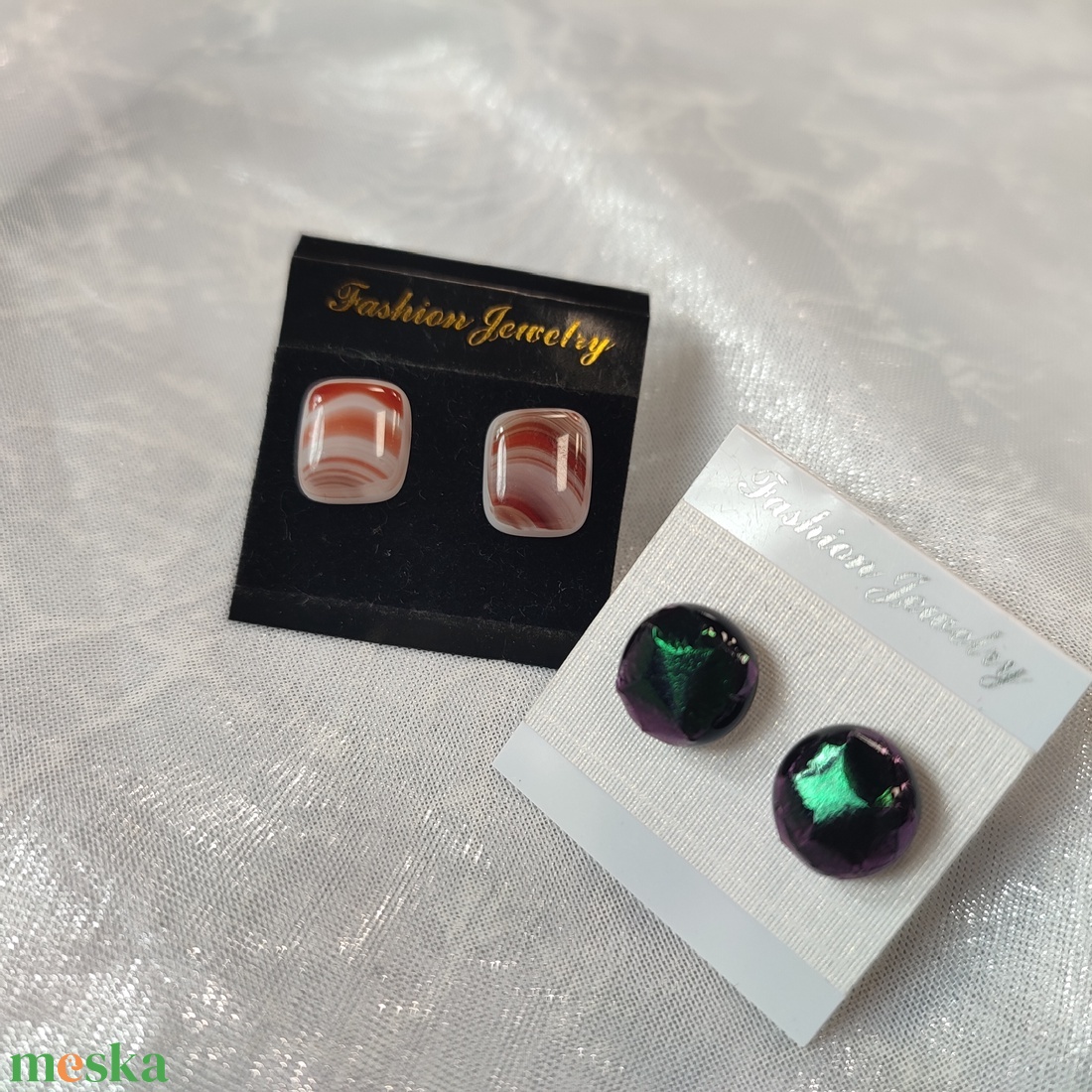 Barna-feher és zöld csillogós antiallergén üvegékszer pötty fülik - ékszer - fülbevaló - pötty fülbevaló - Meska.hu