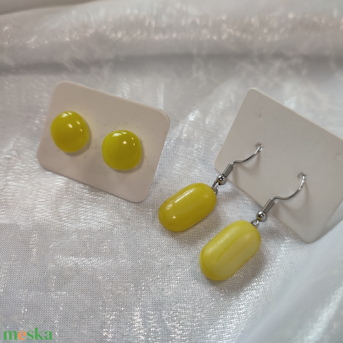 Sárga antiallergén üvegékszer lógós és pötty fülbevaló - ékszer - fülbevaló - lógó fülbevaló - Meska.hu