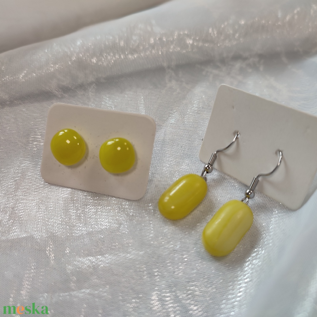 Sárga antiallergén üvegékszer lógós és pötty fülbevaló - ékszer - fülbevaló - lógó fülbevaló - Meska.hu