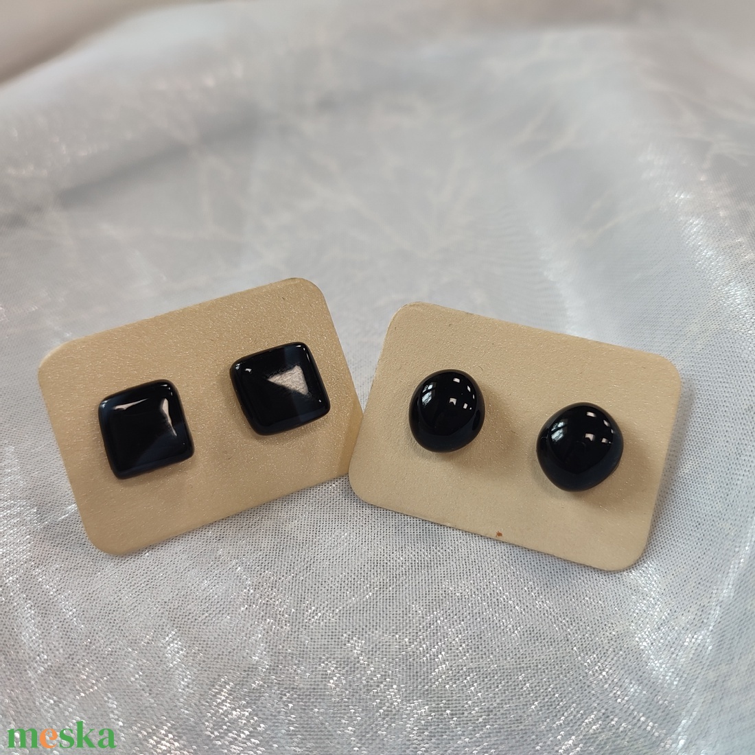 Fekete pötty és négyzet antiallergén üvegékszer pötty fülik - ékszer - fülbevaló - pötty fülbevaló - Meska.hu