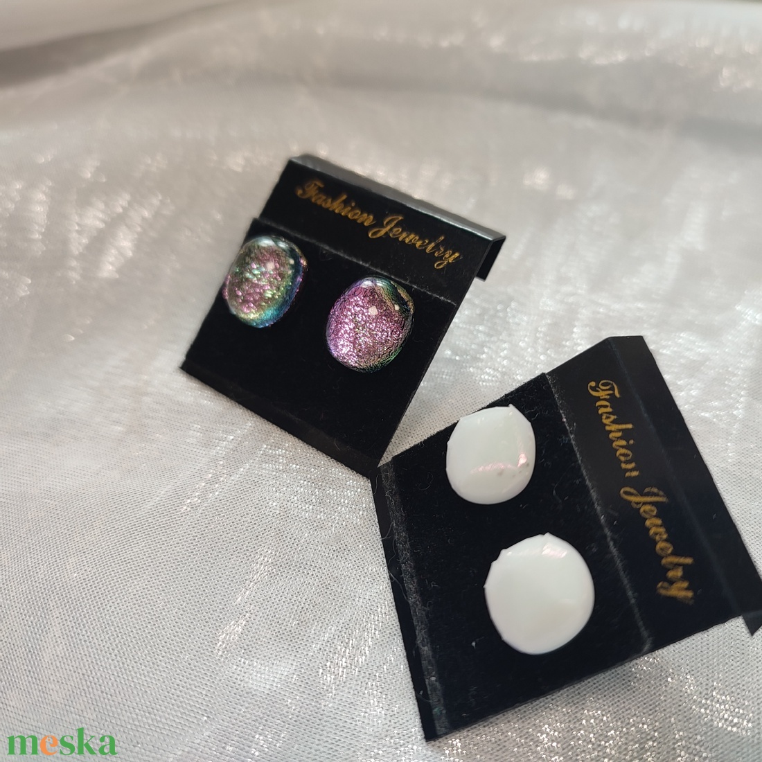 Csillogó feher és rózsaszín dichroic antiallergén üvegékszer pötty fülik - ékszer - fülbevaló - pötty fülbevaló - Meska.hu
