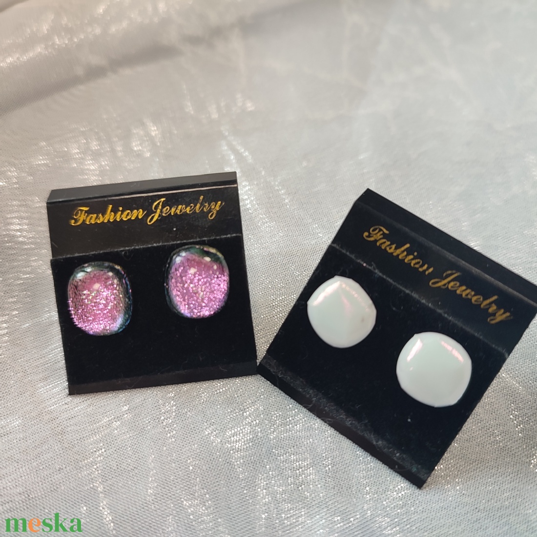 Csillogó feher és rózsaszín dichroic antiallergén üvegékszer pötty fülik - ékszer - fülbevaló - pötty fülbevaló - Meska.hu