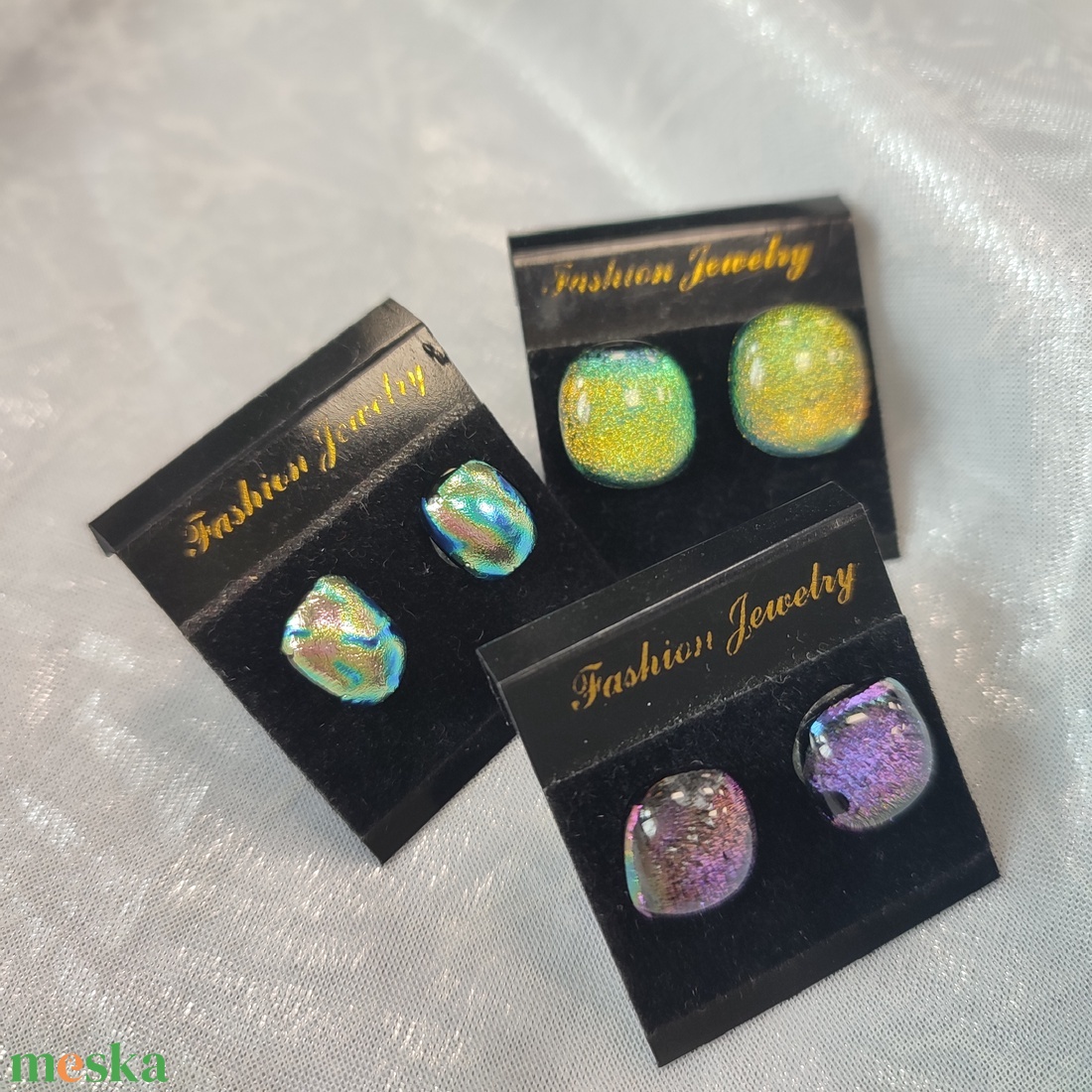 3 Csillogó zöld, lila, színjátszó dichroic antiallergén üvegékszer pötty fülik - ékszer - fülbevaló - pötty fülbevaló - Meska.hu