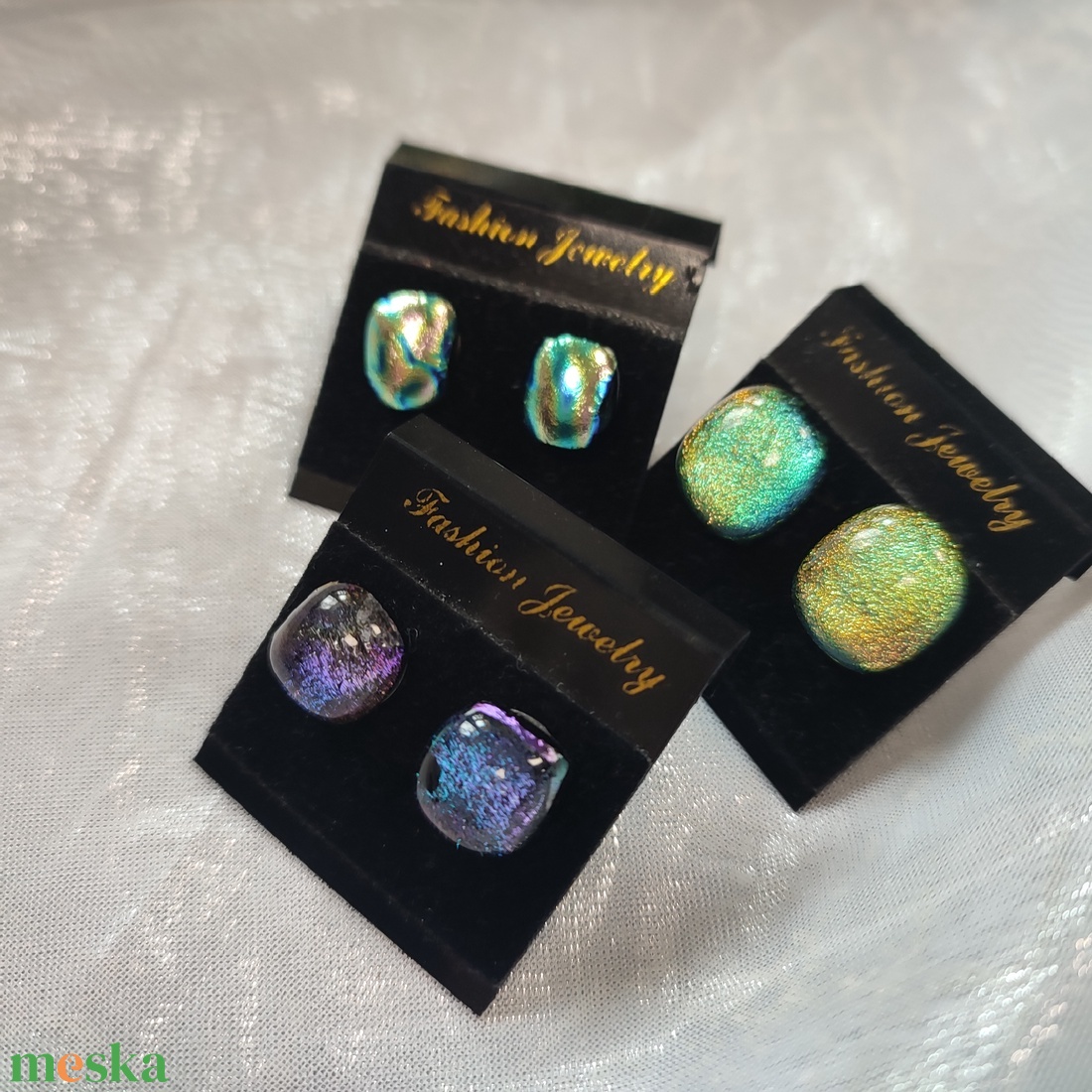 3 Csillogó zöld, lila, színjátszó dichroic antiallergén üvegékszer pötty fülik - ékszer - fülbevaló - pötty fülbevaló - Meska.hu