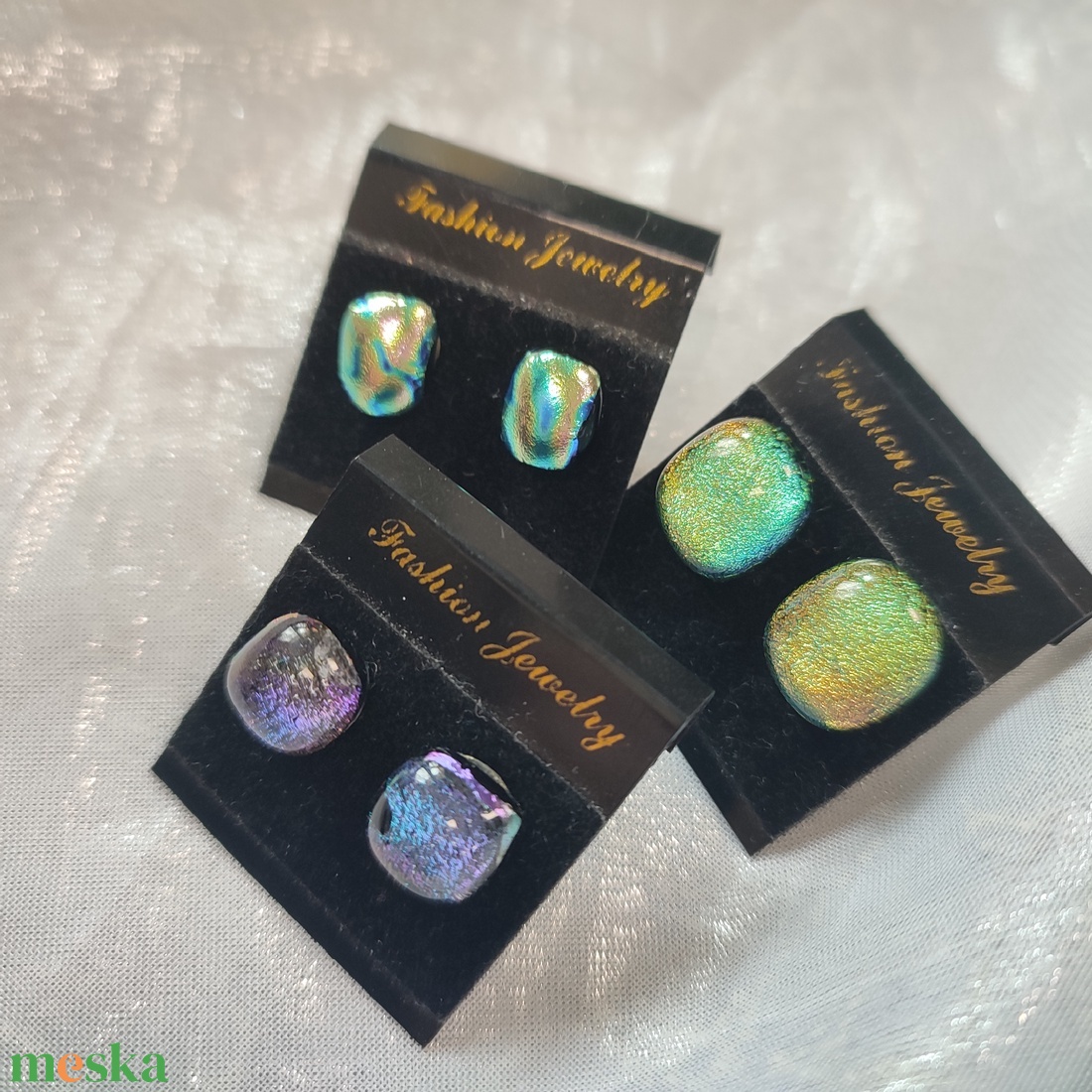 3 Csillogó zöld, lila, színjátszó dichroic antiallergén üvegékszer pötty fülik - ékszer - fülbevaló - pötty fülbevaló - Meska.hu