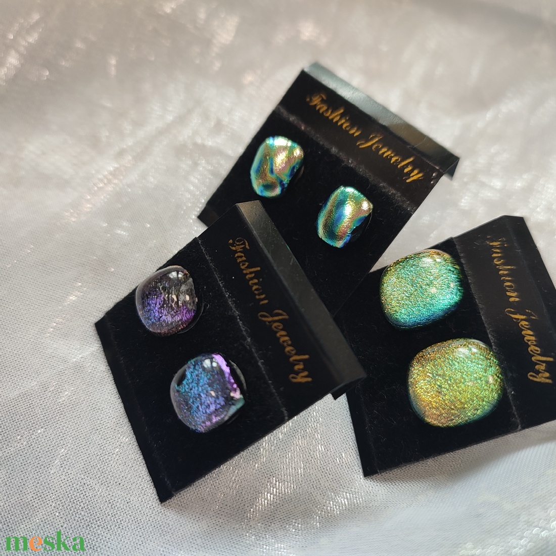 3 Csillogó zöld, lila, színjátszó dichroic antiallergén üvegékszer pötty fülik - ékszer - fülbevaló - pötty fülbevaló - Meska.hu