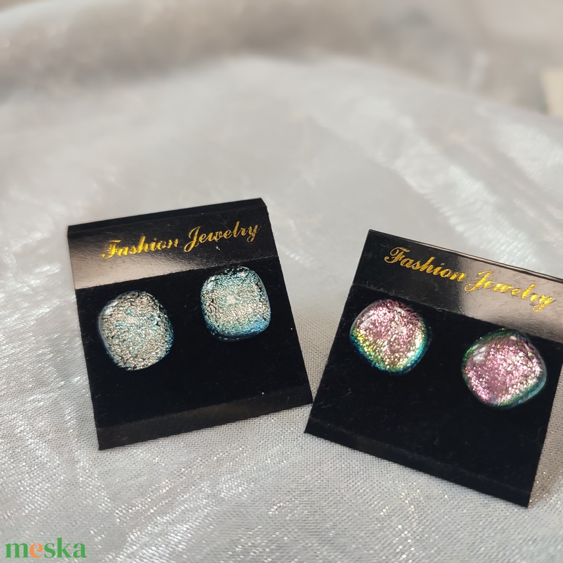 Csillogó ezüst és rózsaszín dichroic antiallergén üvegékszer pötty fülik - ékszer - fülbevaló - pötty fülbevaló - Meska.hu