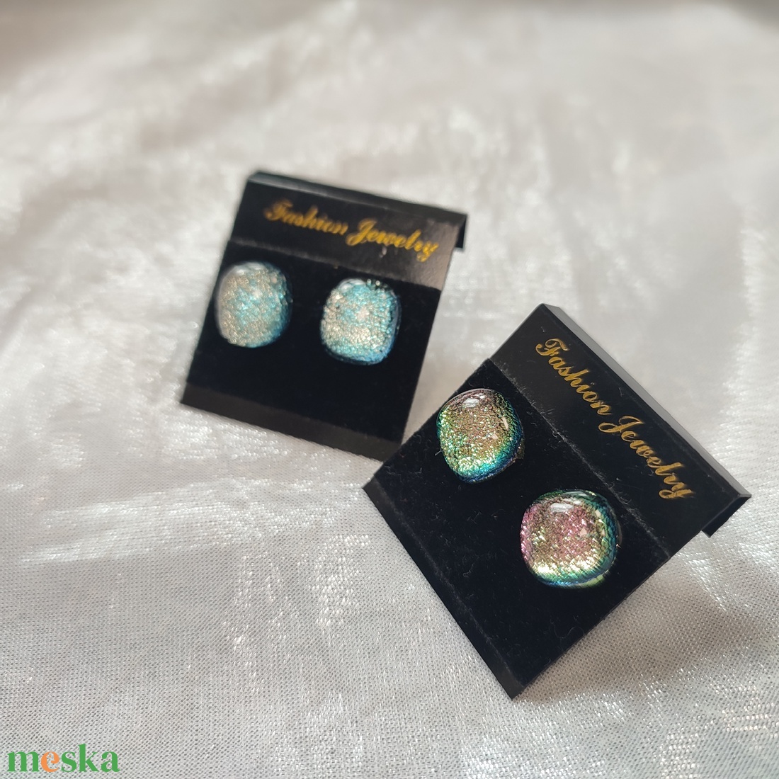 Csillogó ezüst és rózsaszín dichroic antiallergén üvegékszer pötty fülik - ékszer - fülbevaló - pötty fülbevaló - Meska.hu