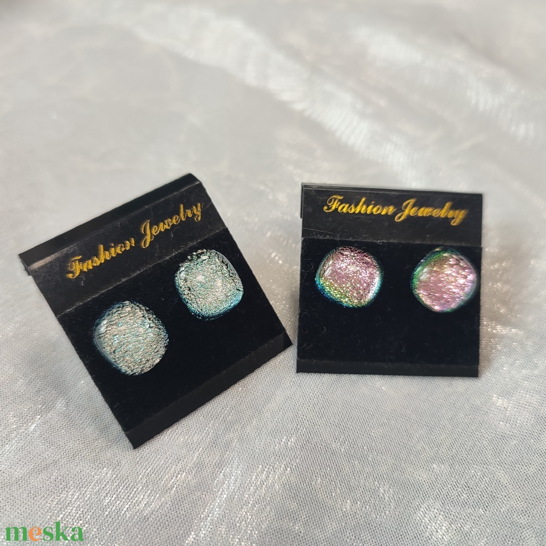 Csillogó ezüst és rózsaszín dichroic antiallergén üvegékszer pötty fülik - ékszer - fülbevaló - pötty fülbevaló - Meska.hu