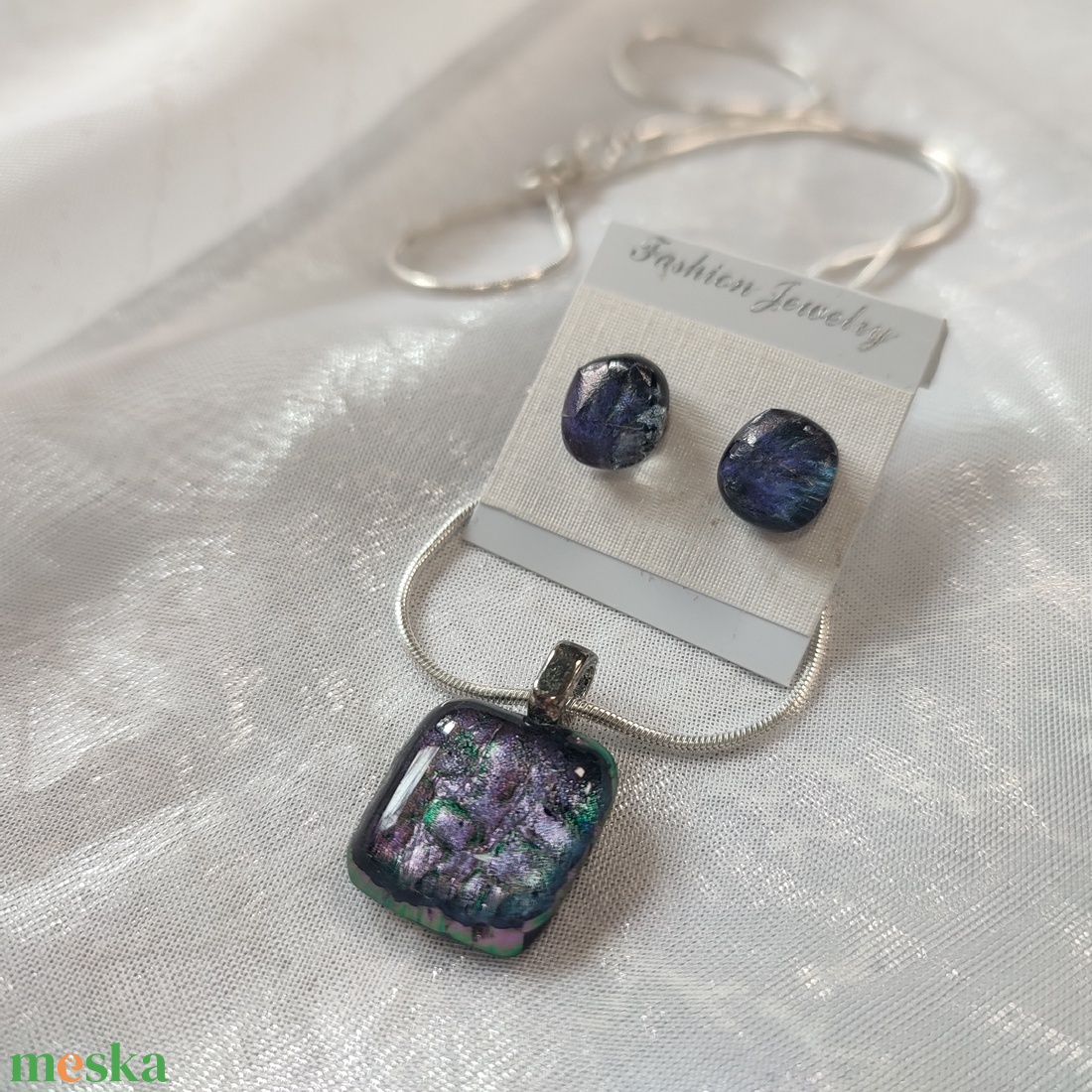Csillogó fémes lila dichroic antiallergén üvegékszer, pötty füli és medál  - ékszer - ékszerszett - Meska.hu