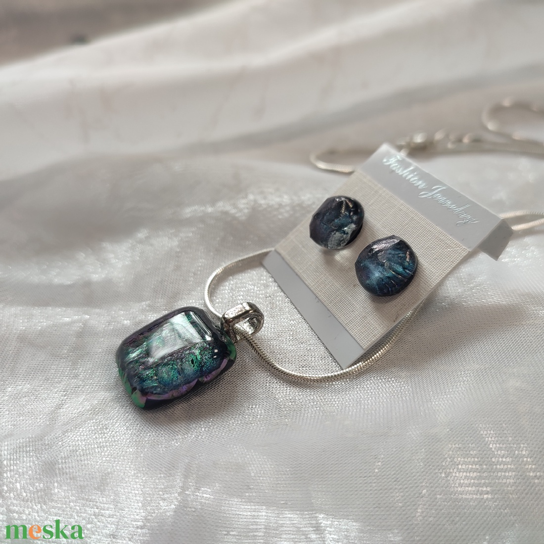 Csillogó fémes lila dichroic antiallergén üvegékszer, pötty füli és medál  - ékszer - ékszerszett - Meska.hu
